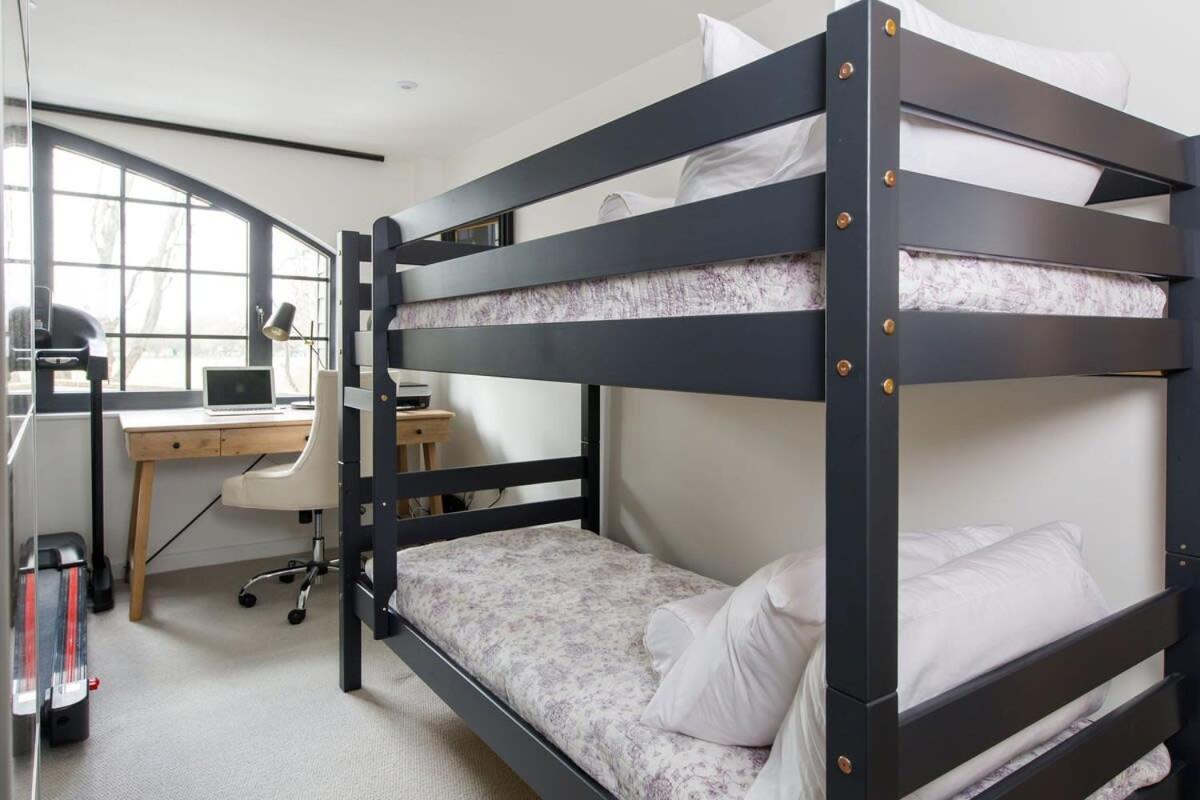 Stylish City Centre Apartment With Sauna Chichester Dış mekan fotoğraf