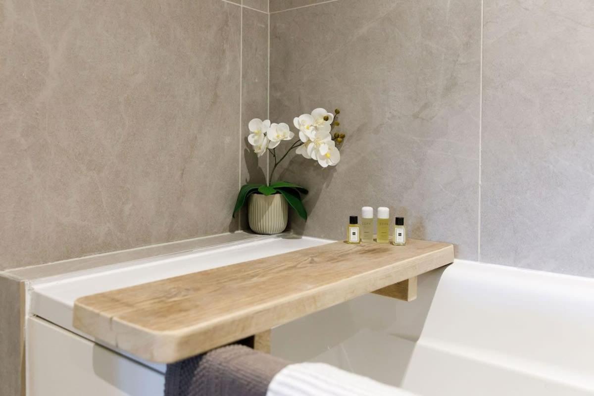 Stylish City Centre Apartment With Sauna Chichester Dış mekan fotoğraf