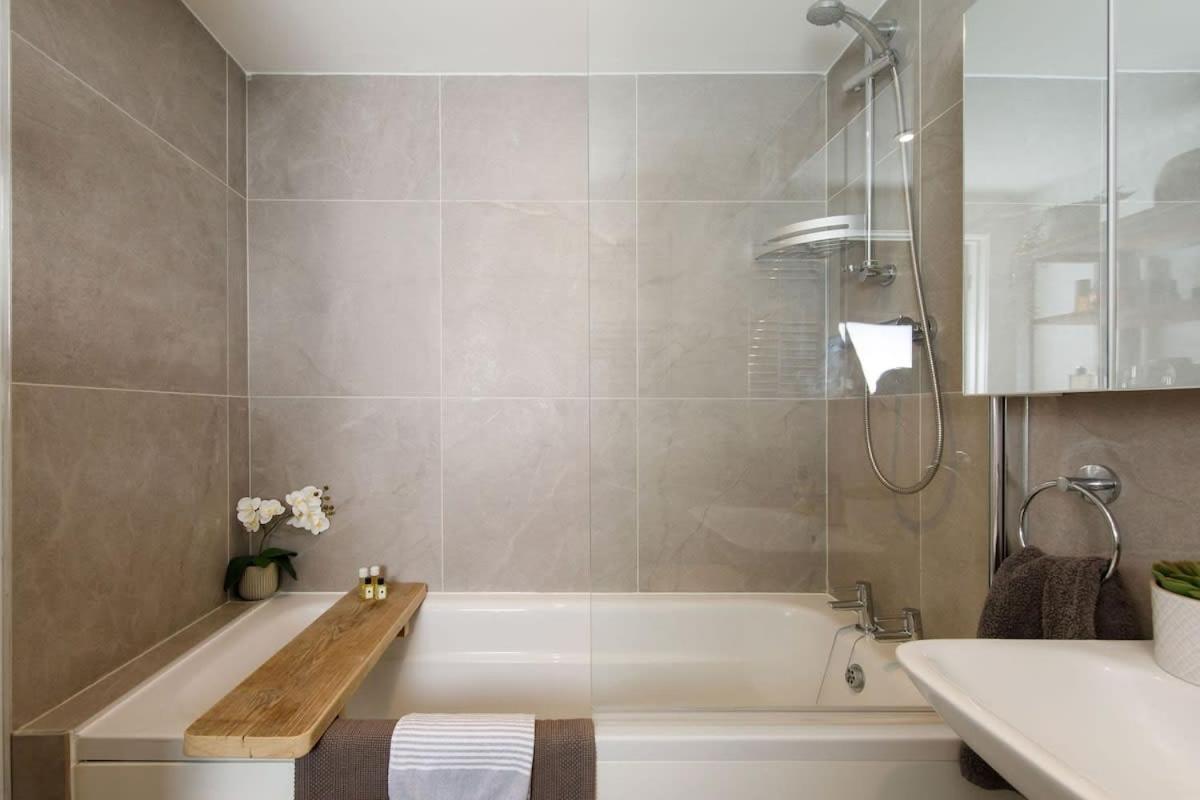 Stylish City Centre Apartment With Sauna Chichester Dış mekan fotoğraf