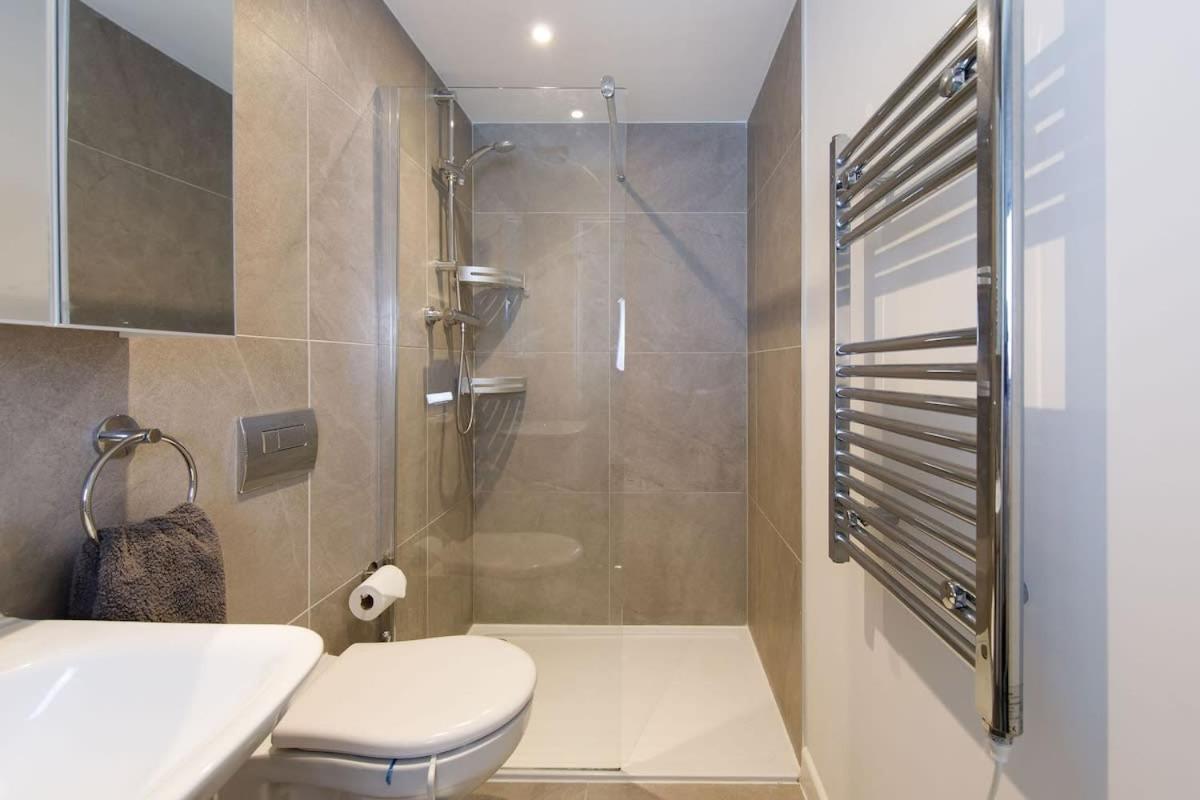 Stylish City Centre Apartment With Sauna Chichester Dış mekan fotoğraf