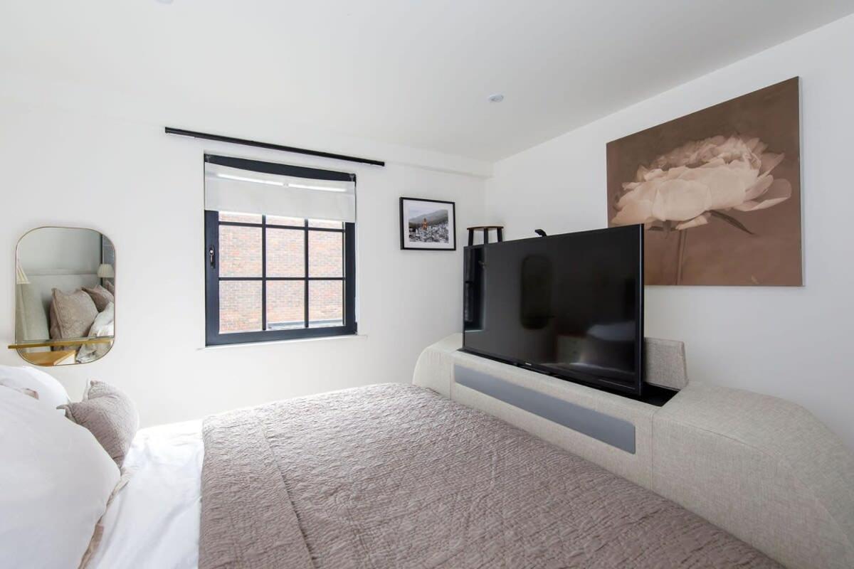 Stylish City Centre Apartment With Sauna Chichester Dış mekan fotoğraf