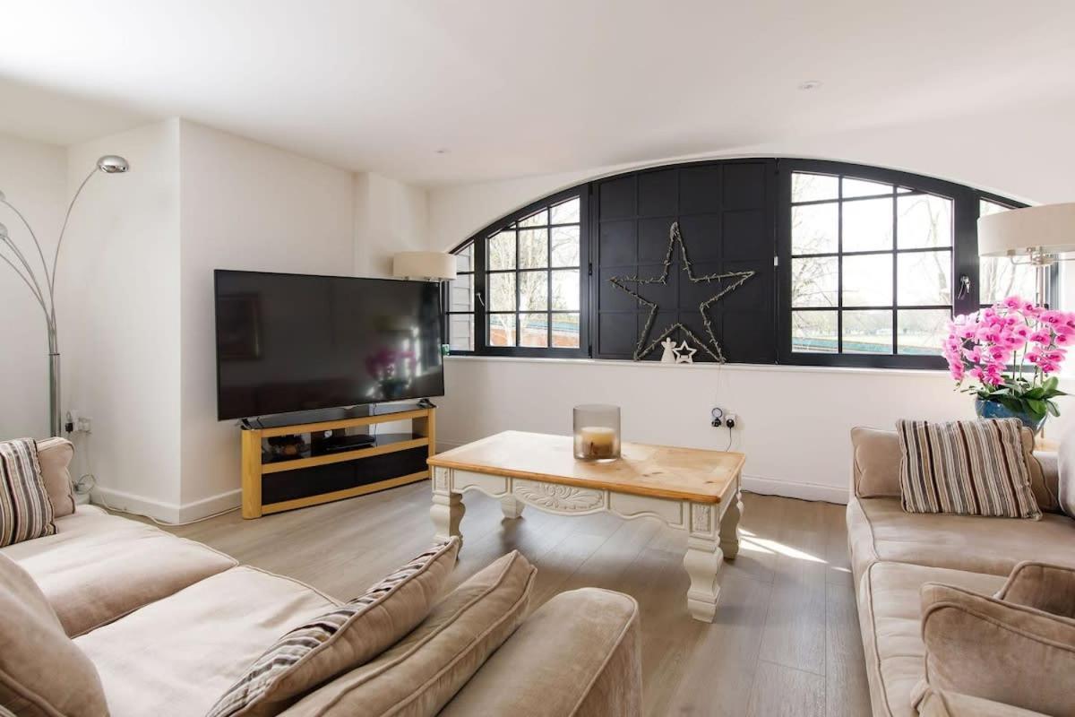Stylish City Centre Apartment With Sauna Chichester Dış mekan fotoğraf