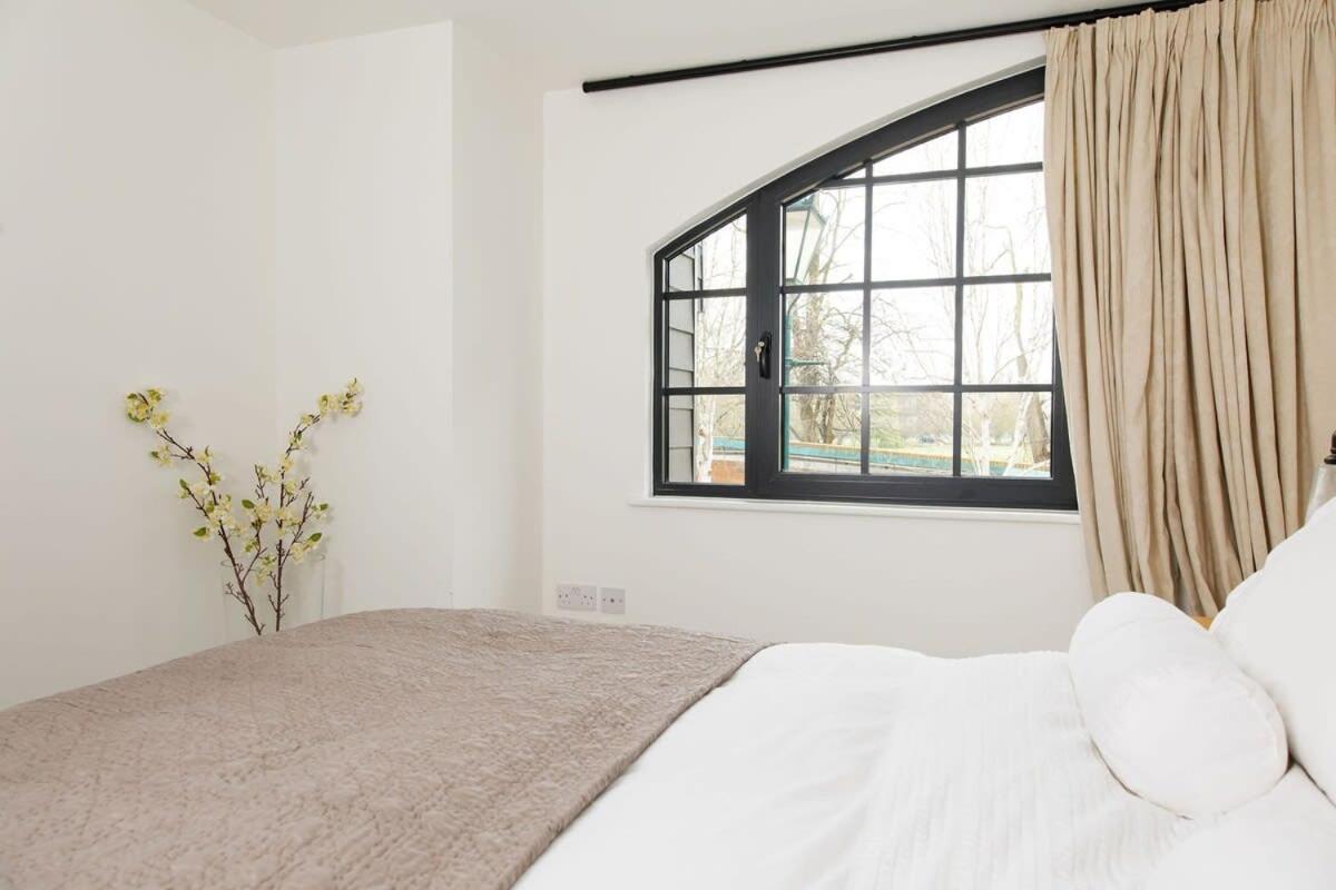 Stylish City Centre Apartment With Sauna Chichester Dış mekan fotoğraf